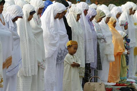 Late Eid Postponement Creates Confusion in Indonesia
 